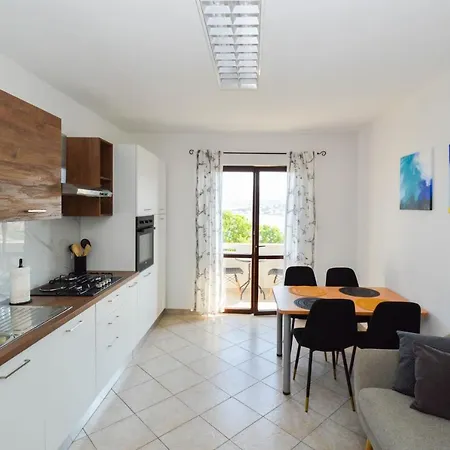 Maja Apartment *