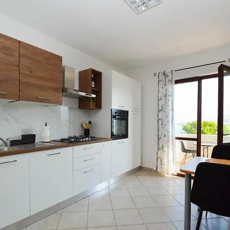Maja Apartment *